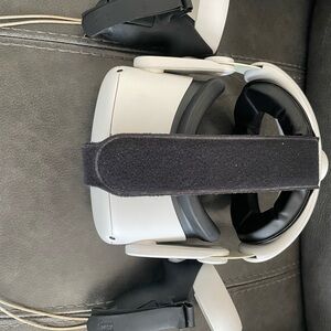 VR Headset with Black and White Design